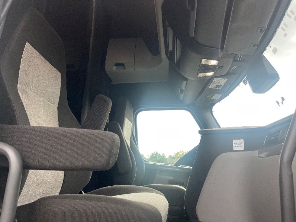 Sleeper Tractor-Heavy Duty Tractors-Freightliner-2022-T12664ST-Alabaster-AL-437,199\n\t\tmiles-$ 78,250 - Image 15