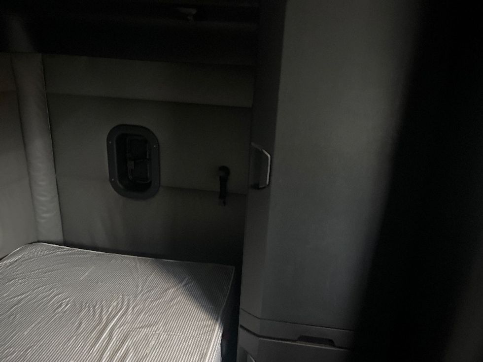 Sleeper Tractor-Heavy Duty Tractors-Freightliner-2022-T12664ST-Alabaster-AL-437,199\n\t\tmiles-$ 78,250 - Image 18