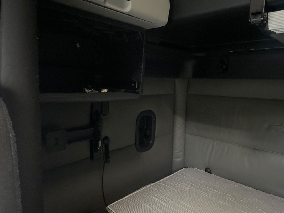 Sleeper Tractor-Heavy Duty Tractors-Freightliner-2022-T12664ST-Alabaster-AL-437,199\n\t\tmiles-$ 78,250 - Image 19