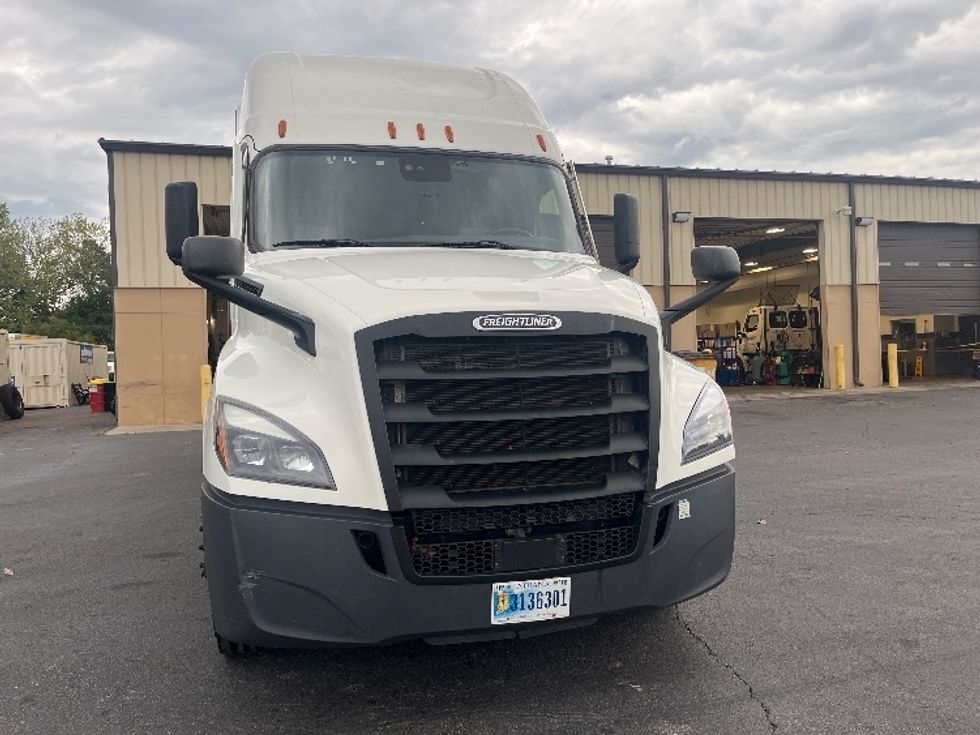 2022 Freightliner Cascadia 126" Sleeper Cab photo 2