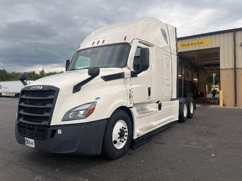 2022 Freightliner Cascadia 126" Sleeper Cab photo 3