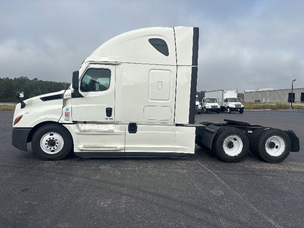 2022 Freightliner Cascadia 126" Sleeper Cab photo 4
