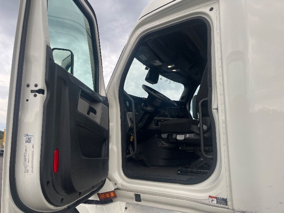 Sleeper Tractor-Heavy Duty Tractors-Freightliner-2022-T12664ST-Alabaster-AL-437,199\n\t\tmiles-$ 78,250 - Image 9