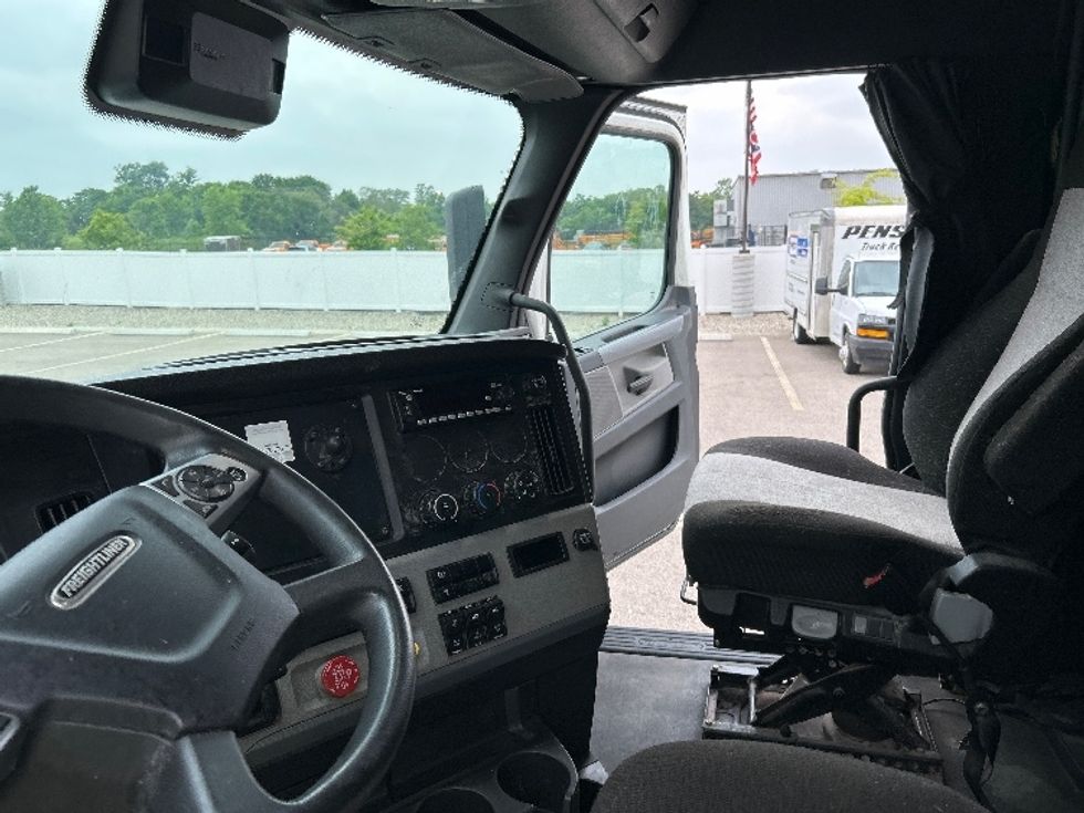 2022 Freightliner Cascadia 126" Sleeper Cab photo 9