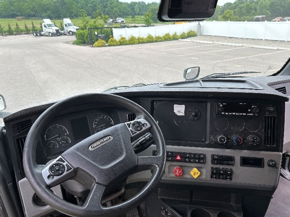 2022 Freightliner Cascadia 126" Sleeper Cab photo 10