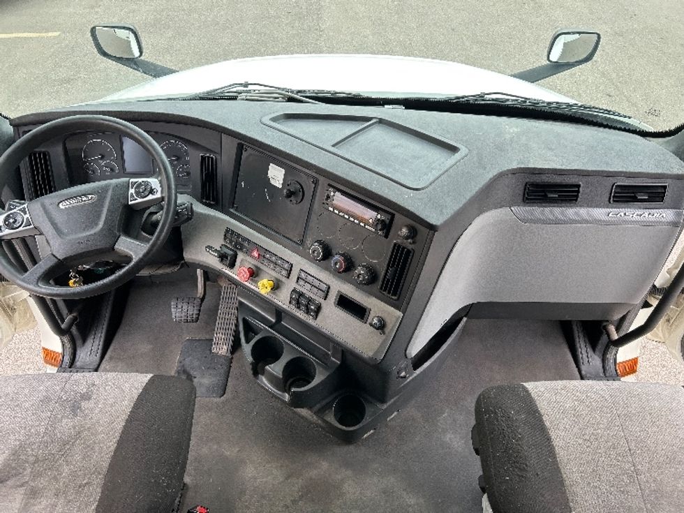 2022 Freightliner Cascadia 126" Sleeper Cab photo 11