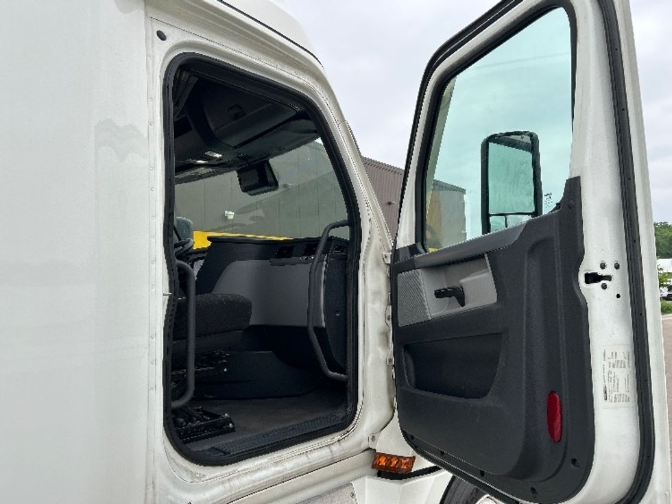 2022 Freightliner Cascadia 126" Sleeper Cab photo 12