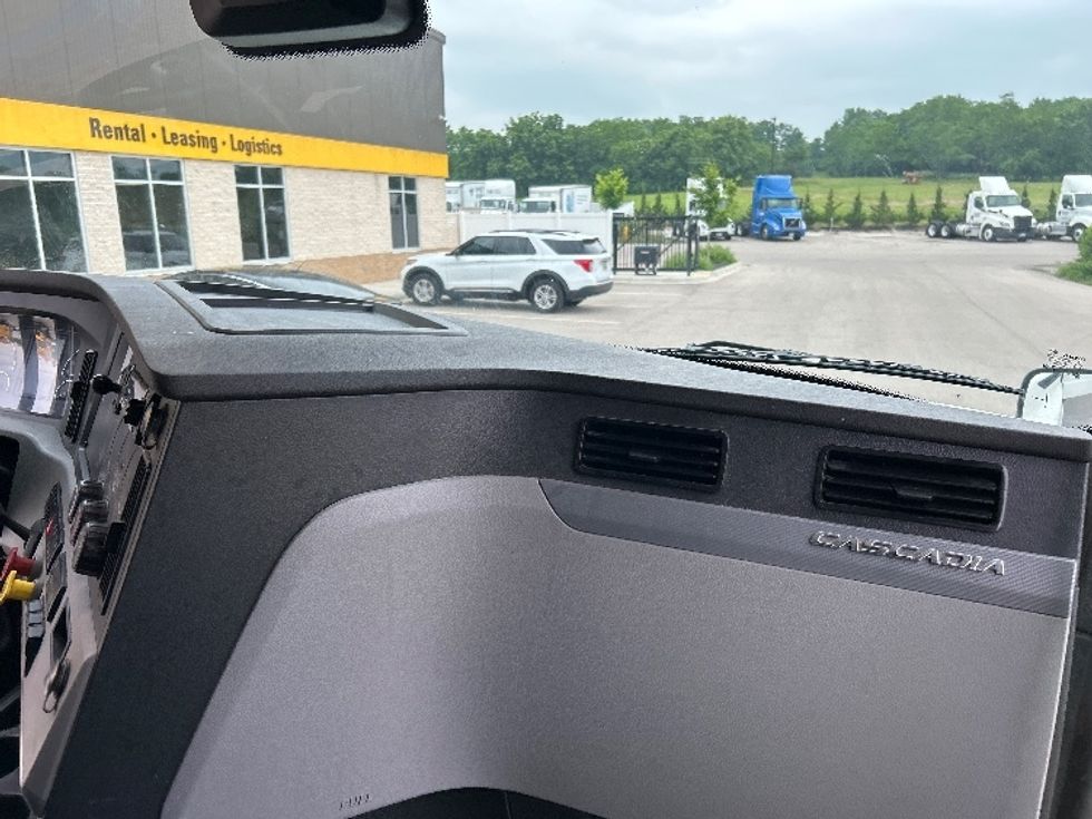 2022 Freightliner Cascadia 126" Sleeper Cab photo 13