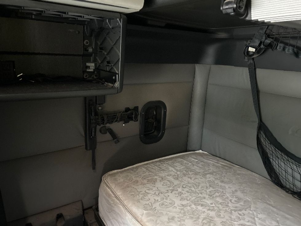 2022 Freightliner Cascadia 126" Sleeper Cab photo 15