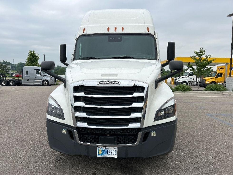2022 Freightliner Cascadia 126" Sleeper Cab photo 2