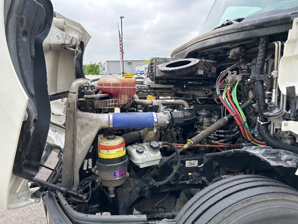 2022 Freightliner Cascadia 126" Sleeper Cab photo 17