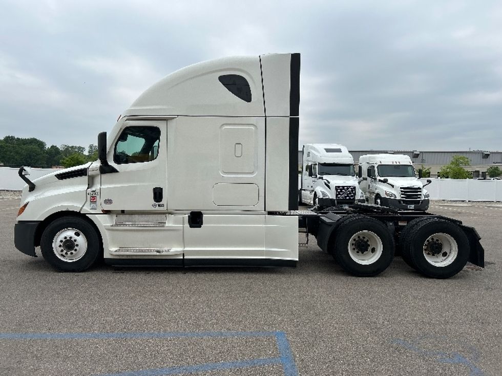 2022 Freightliner Cascadia 126" Sleeper Cab photo 4