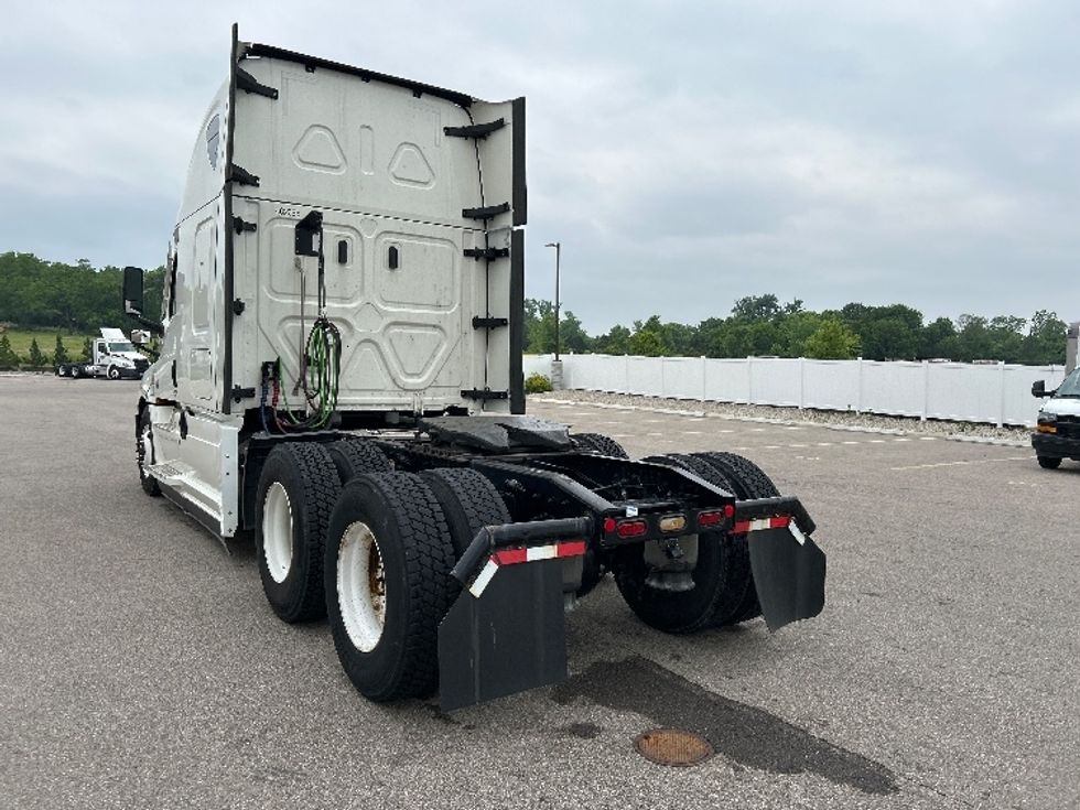 2022 Freightliner Cascadia 126" Sleeper Cab photo 5