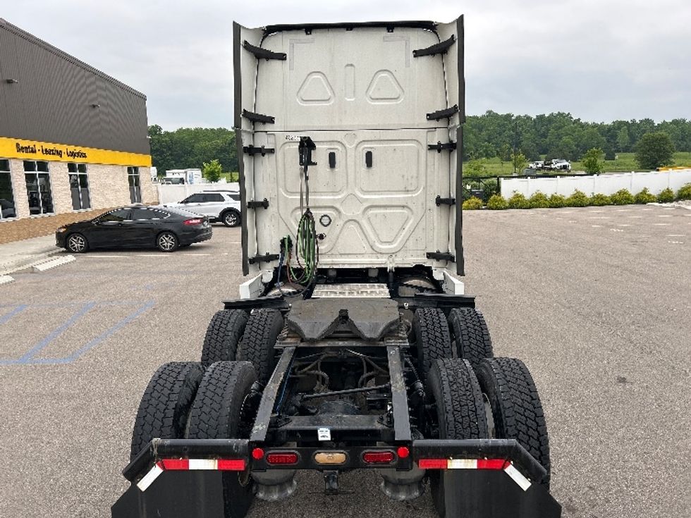 2022 Freightliner Cascadia 126" Sleeper Cab photo 6