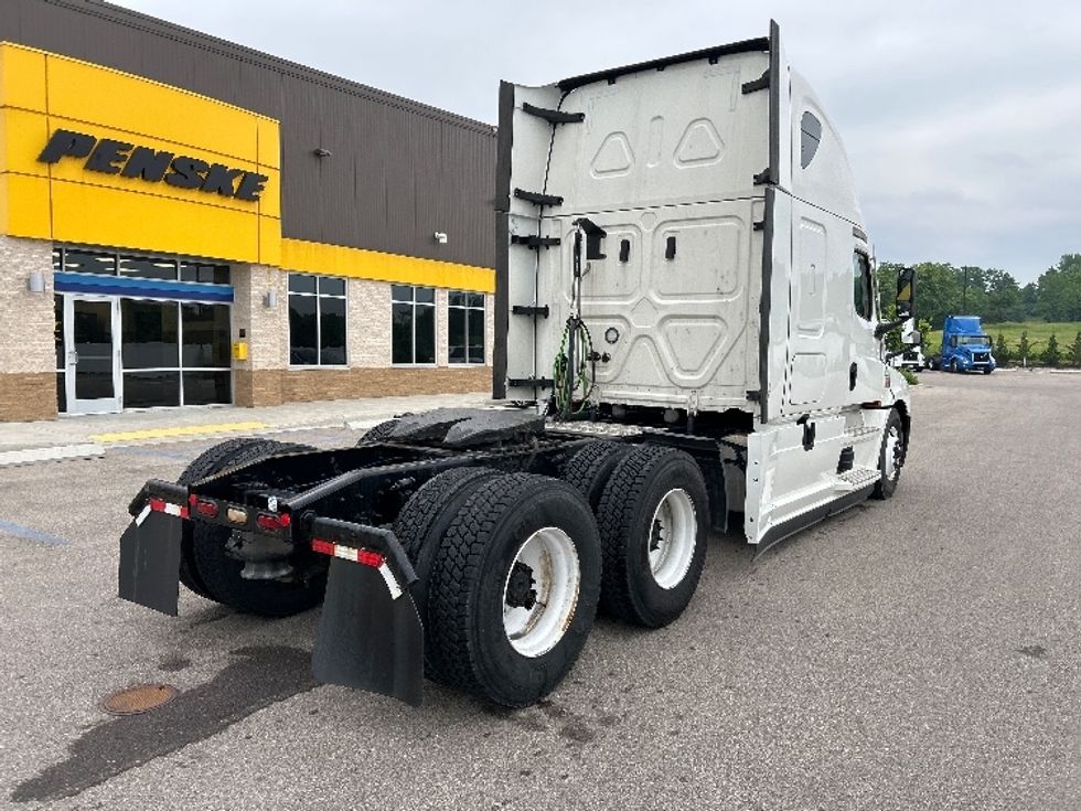 2022 Freightliner Cascadia 126" Sleeper Cab photo 7