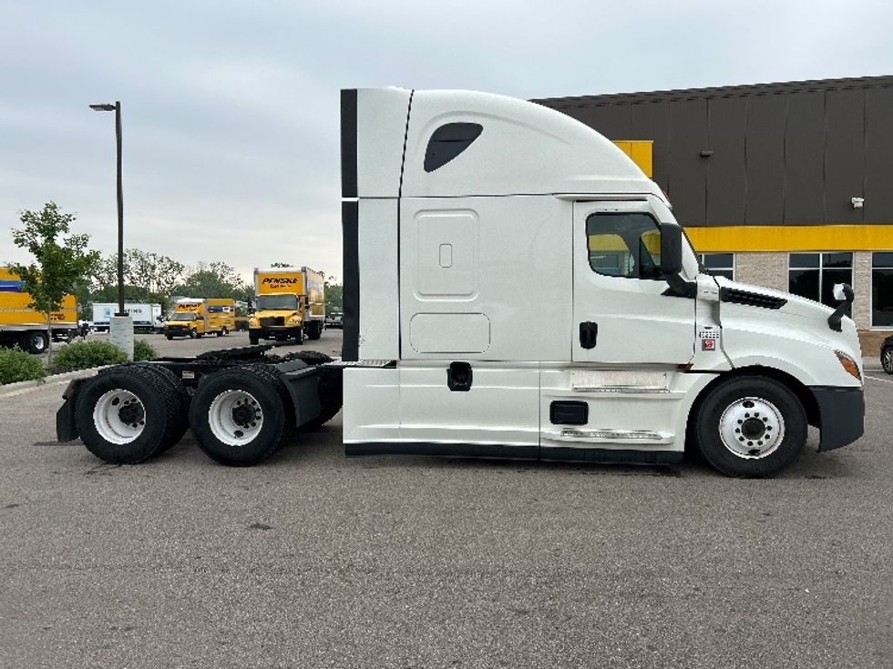 2022 Freightliner Cascadia 126" Sleeper Cab photo 8