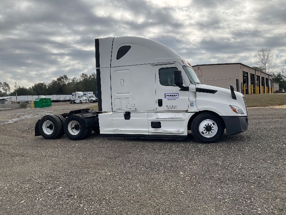 Sleeper Tractor-Heavy Duty Tractors-Freightliner-2022-T12664ST-Albany-GA-568,082\n\t\tmiles-$ 59,500 - Image 1