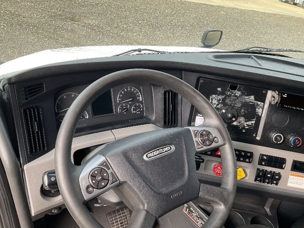 Sleeper Tractor-Heavy Duty Tractors-Freightliner-2022-T12664ST-Albany-GA-568,082\n\t\tmiles-$ 59,500 - Image 10