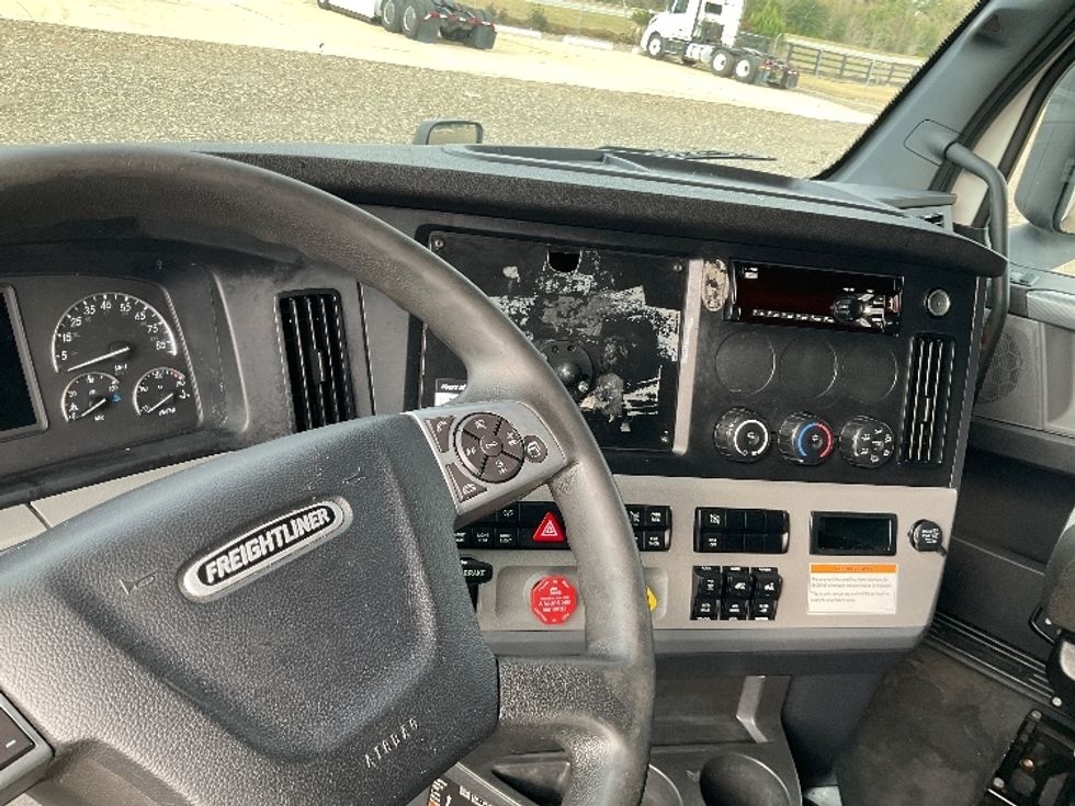 Sleeper Tractor-Heavy Duty Tractors-Freightliner-2022-T12664ST-Albany-GA-568,082\n\t\tmiles-$ 59,500 - Image 11