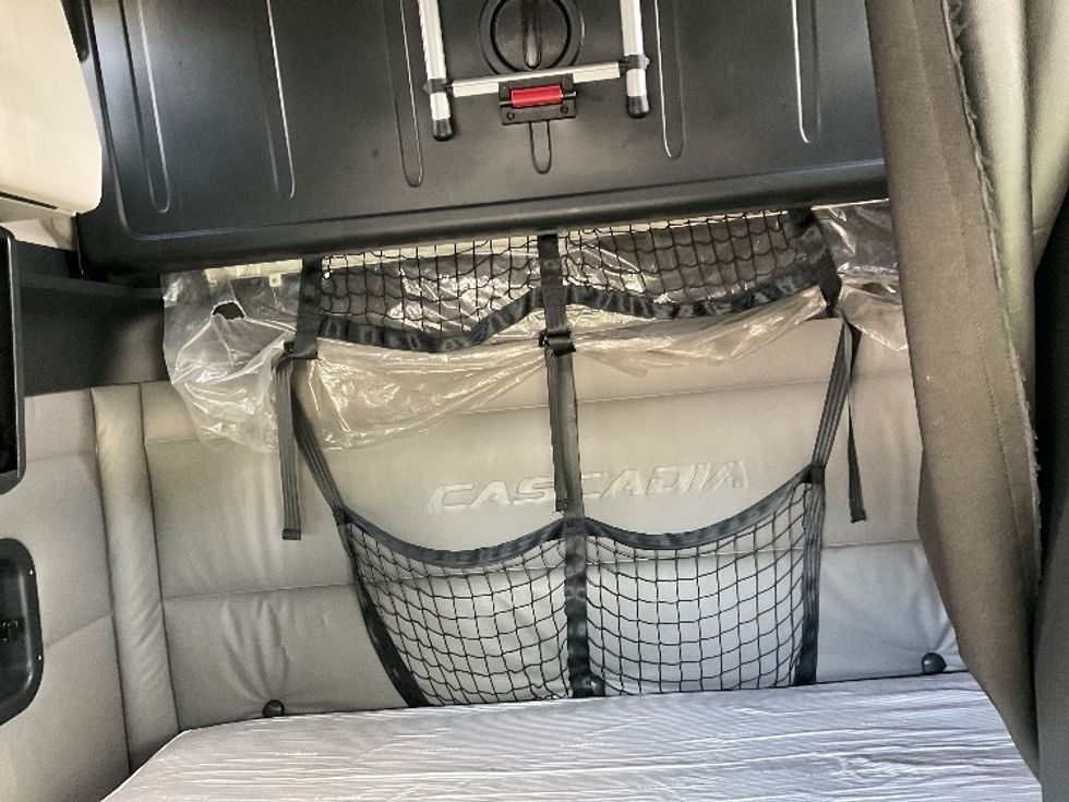 Sleeper Tractor-Heavy Duty Tractors-Freightliner-2022-T12664ST-Albany-GA-568,082\n\t\tmiles-$ 59,500 - Image 13