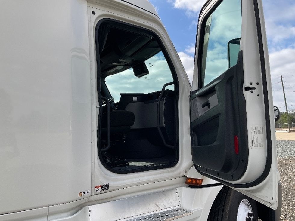Sleeper Tractor-Heavy Duty Tractors-Freightliner-2022-T12664ST-Albany-GA-568,082\n\t\tmiles-$ 59,500 - Image 14