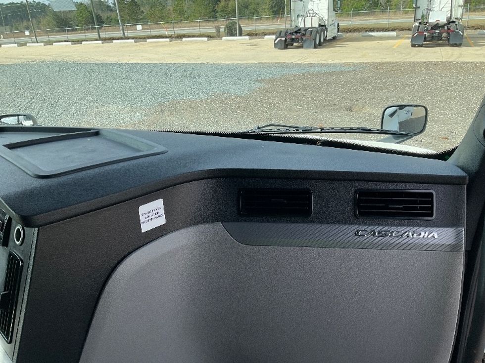 Sleeper Tractor-Heavy Duty Tractors-Freightliner-2022-T12664ST-Albany-GA-568,082\n\t\tmiles-$ 59,500 - Image 15