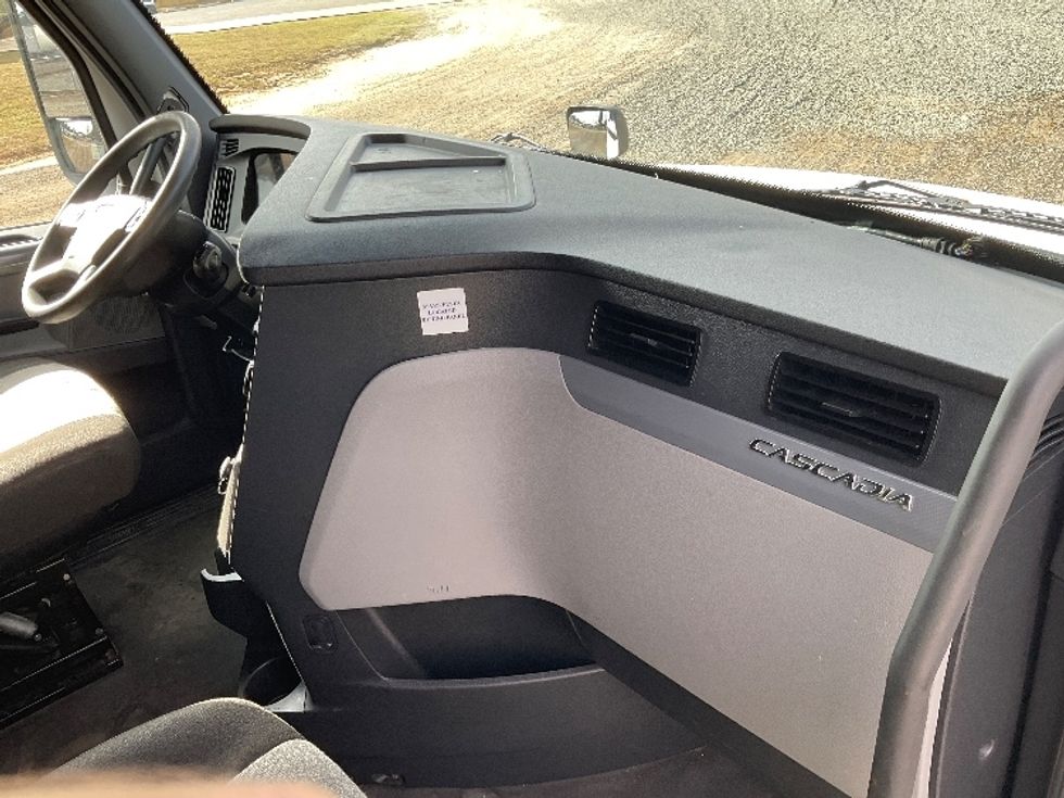 Sleeper Tractor-Heavy Duty Tractors-Freightliner-2022-T12664ST-Albany-GA-568,082\n\t\tmiles-$ 59,500 - Image 16