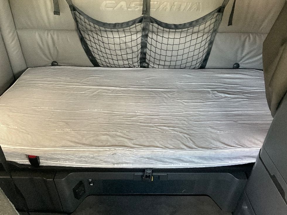 Sleeper Tractor-Heavy Duty Tractors-Freightliner-2022-T12664ST-Albany-GA-568,082\n\t\tmiles-$ 59,500 - Image 17