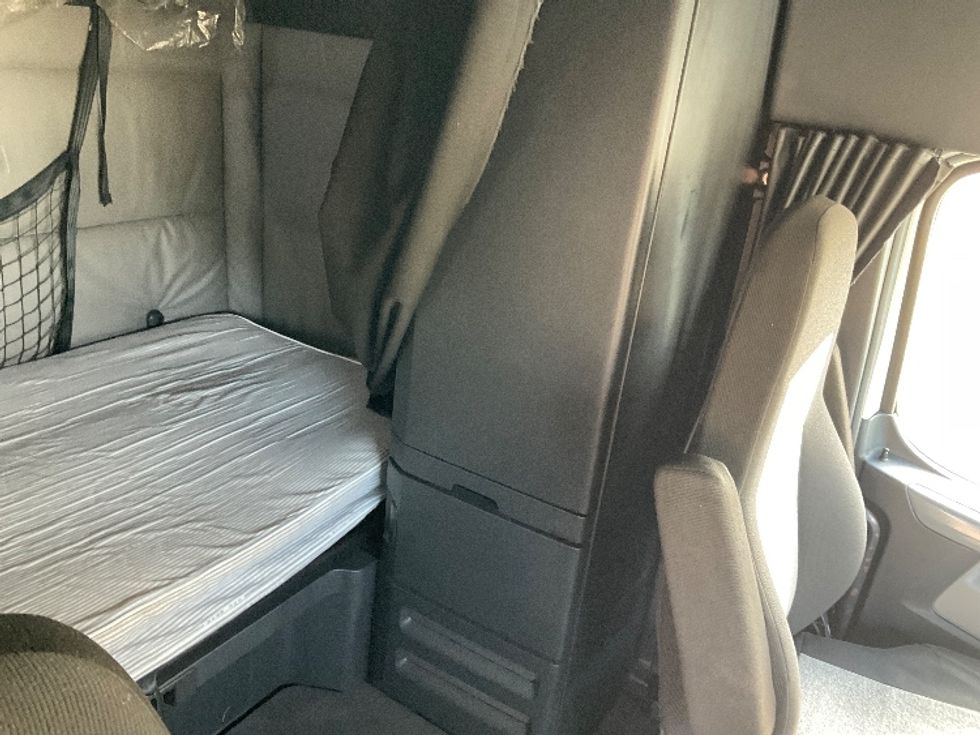 Sleeper Tractor-Heavy Duty Tractors-Freightliner-2022-T12664ST-Albany-GA-568,082\n\t\tmiles-$ 59,500 - Image 18