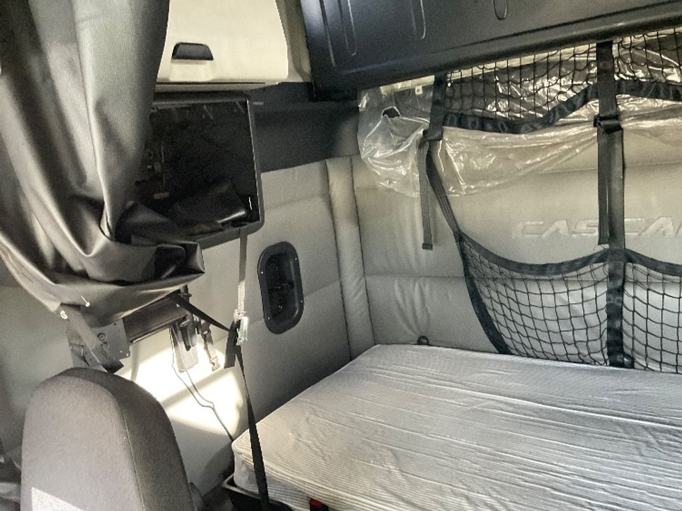 Sleeper Tractor-Heavy Duty Tractors-Freightliner-2022-T12664ST-Albany-GA-568,082\n\t\tmiles-$ 59,500 - Image 19