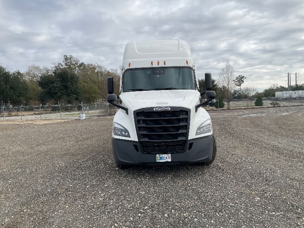 Sleeper Tractor-Heavy Duty Tractors-Freightliner-2022-T12664ST-Albany-GA-568,082\n\t\tmiles-$ 59,500 - Image 2