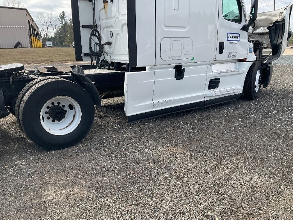 Sleeper Tractor-Heavy Duty Tractors-Freightliner-2022-T12664ST-Albany-GA-568,082\n\t\tmiles-$ 59,500 - Image 23