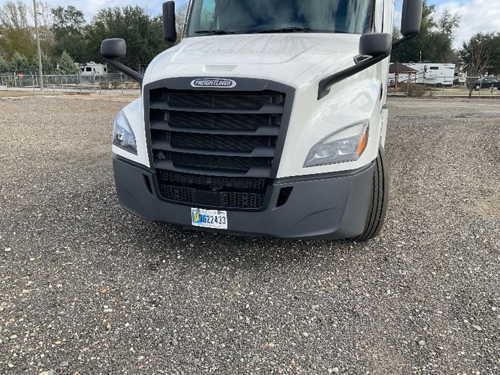 Sleeper Tractor-Heavy Duty Tractors-Freightliner-2022-T12664ST-Albany-GA-568,082\n\t\tmiles-$ 59,500 - Image 25