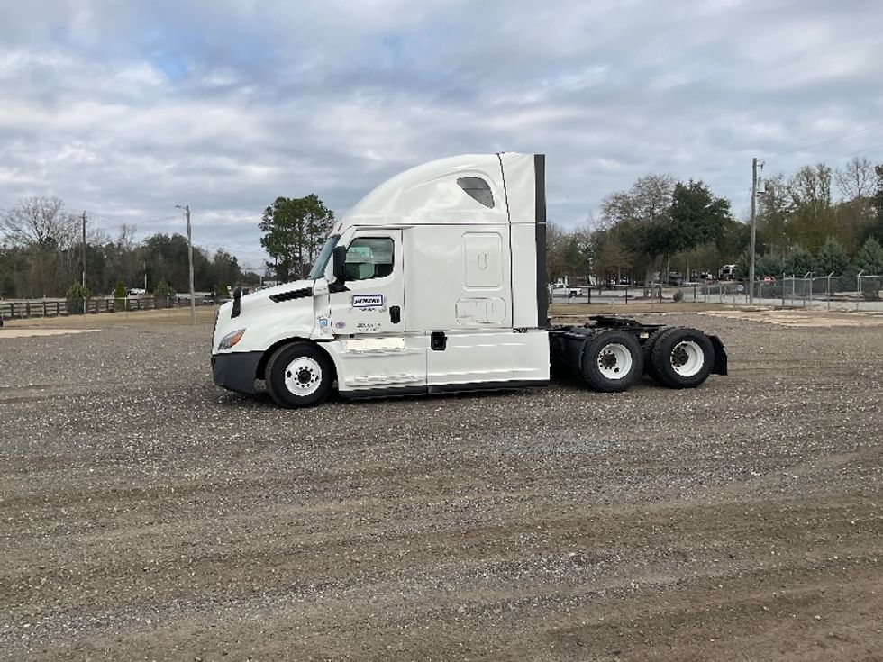 Sleeper Tractor-Heavy Duty Tractors-Freightliner-2022-T12664ST-Albany-GA-568,082\n\t\tmiles-$ 59,500 - Image 5