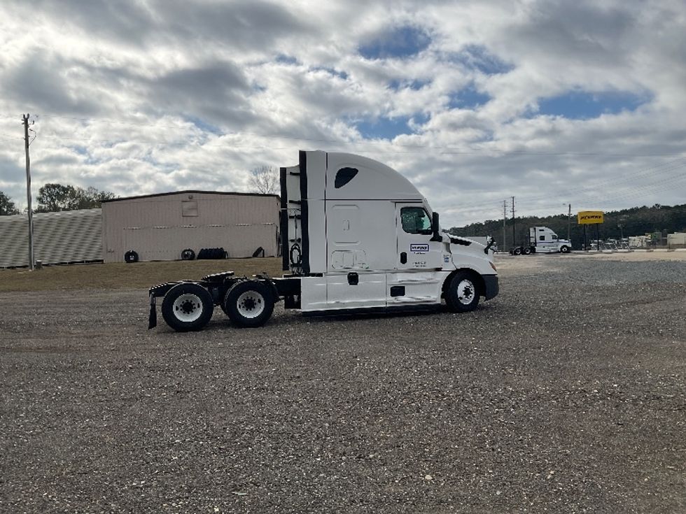 Sleeper Tractor-Heavy Duty Tractors-Freightliner-2022-T12664ST-Albany-GA-568,082\n\t\tmiles-$ 59,500 - Image 8