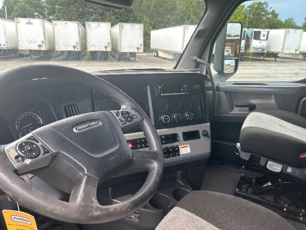 Sleeper Tractor-Heavy Duty Tractors-Freightliner-2022-T12664ST-Albany-GA-596,315\n\t\tmiles-$ 64,500 - Image 10