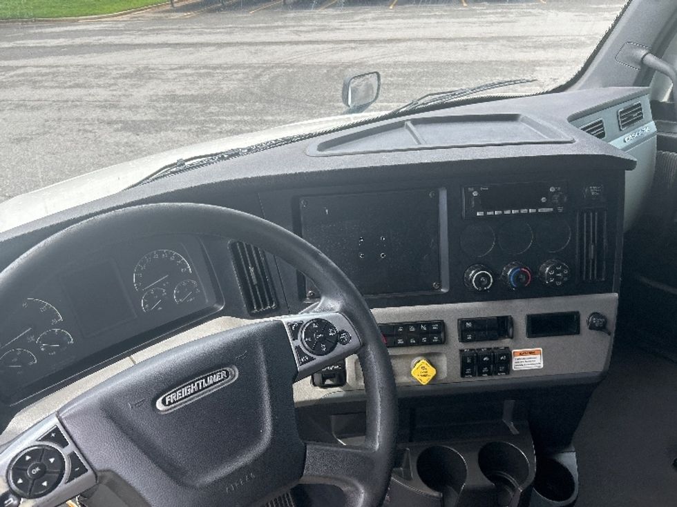 Sleeper Tractor-Heavy Duty Tractors-Freightliner-2022-T12664ST-Albany-GA-596,315\n\t\tmiles-$ 64,500 - Image 11