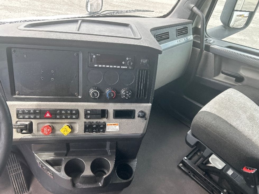 Sleeper Tractor-Heavy Duty Tractors-Freightliner-2022-T12664ST-Albany-GA-596,315\n\t\tmiles-$ 64,500 - Image 12