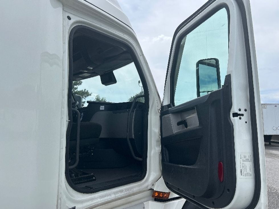 Sleeper Tractor-Heavy Duty Tractors-Freightliner-2022-T12664ST-Albany-GA-596,315\n\t\tmiles-$ 64,500 - Image 13