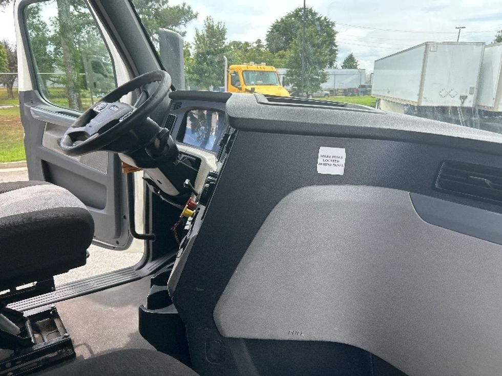 Sleeper Tractor-Heavy Duty Tractors-Freightliner-2022-T12664ST-Albany-GA-596,315\n\t\tmiles-$ 64,500 - Image 15
