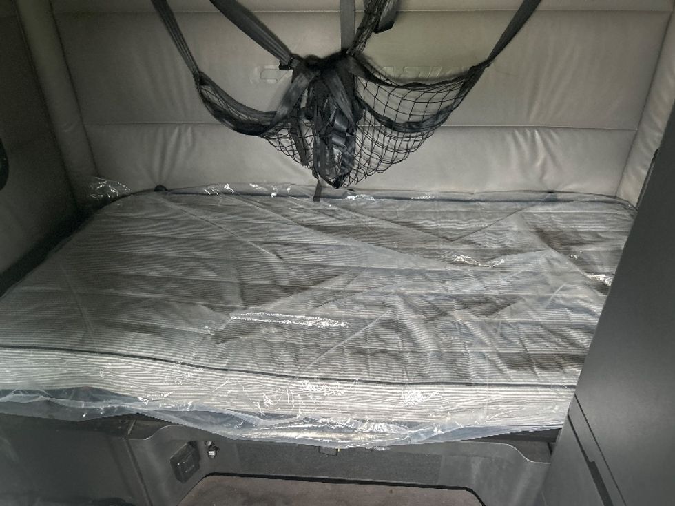 Sleeper Tractor-Heavy Duty Tractors-Freightliner-2022-T12664ST-Albany-GA-596,315\n\t\tmiles-$ 64,500 - Image 16