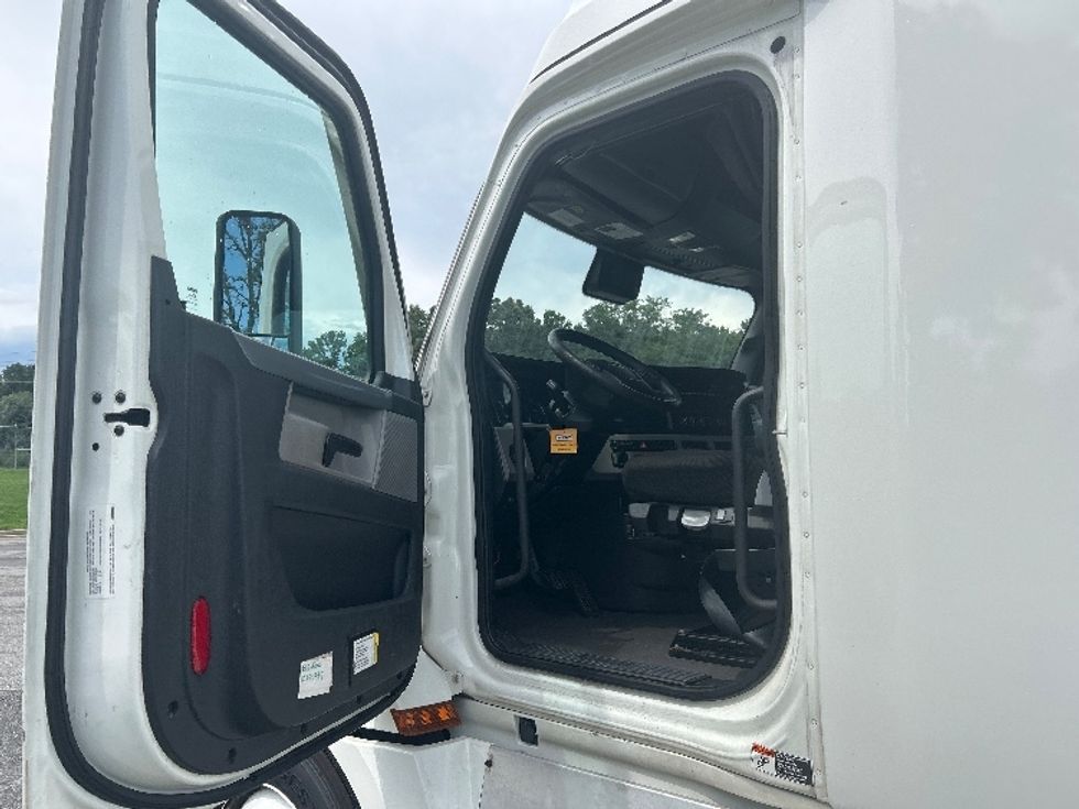 Sleeper Tractor-Heavy Duty Tractors-Freightliner-2022-T12664ST-Albany-GA-596,315\n\t\tmiles-$ 64,500 - Image 9