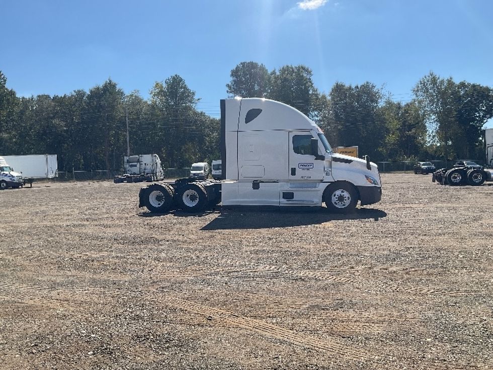 Sleeper Tractor-Heavy Duty Tractors-Freightliner-2022-T12664ST-Albany-GA-617,599\n\t\tmiles-$ 57,750 - Image 1