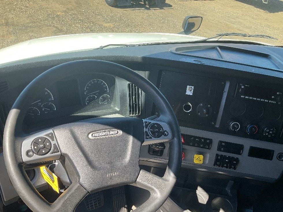 Sleeper Tractor-Heavy Duty Tractors-Freightliner-2022-T12664ST-Albany-GA-617,599\n\t\tmiles-$ 57,750 - Image 11
