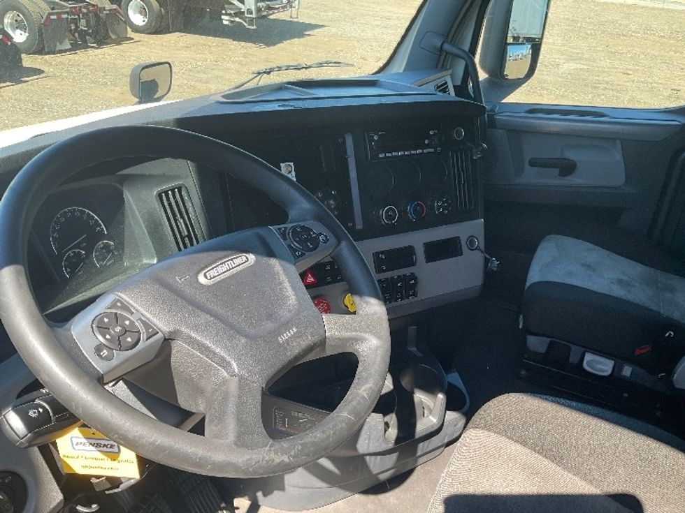 Sleeper Tractor-Heavy Duty Tractors-Freightliner-2022-T12664ST-Albany-GA-617,599\n\t\tmiles-$ 57,750 - Image 12
