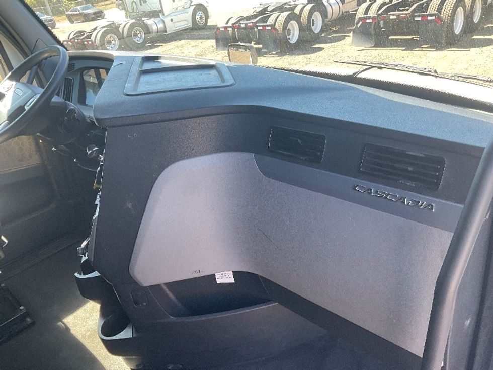 Sleeper Tractor-Heavy Duty Tractors-Freightliner-2022-T12664ST-Albany-GA-617,599\n\t\tmiles-$ 57,750 - Image 14