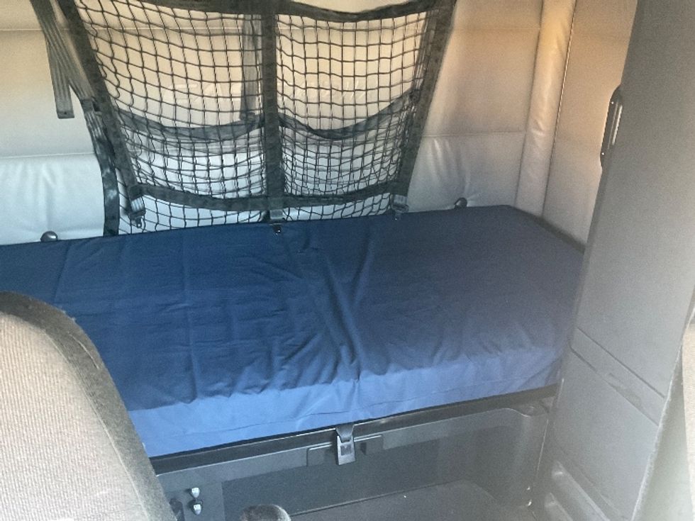 Sleeper Tractor-Heavy Duty Tractors-Freightliner-2022-T12664ST-Albany-GA-617,599\n\t\tmiles-$ 57,750 - Image 16