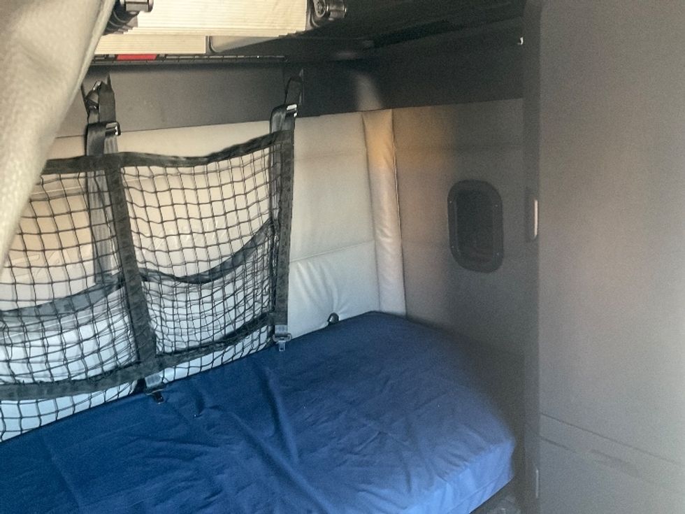 Sleeper Tractor-Heavy Duty Tractors-Freightliner-2022-T12664ST-Albany-GA-617,599\n\t\tmiles-$ 57,750 - Image 17