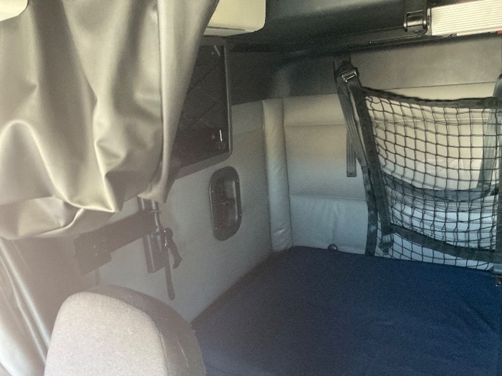 Sleeper Tractor-Heavy Duty Tractors-Freightliner-2022-T12664ST-Albany-GA-617,599\n\t\tmiles-$ 57,750 - Image 18