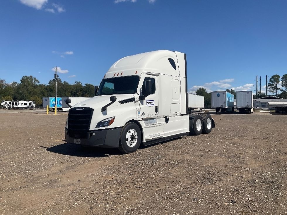 Sleeper Tractor-Heavy Duty Tractors-Freightliner-2022-T12664ST-Albany-GA-617,599\n\t\tmiles-$ 57,750 - Image 3